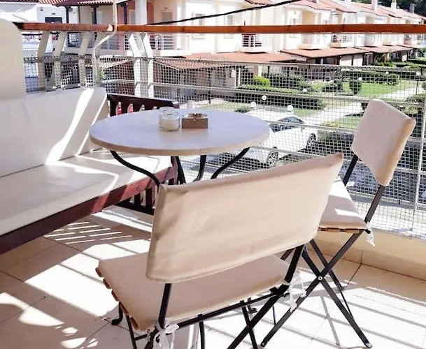 Calm & Airy House In 니키티